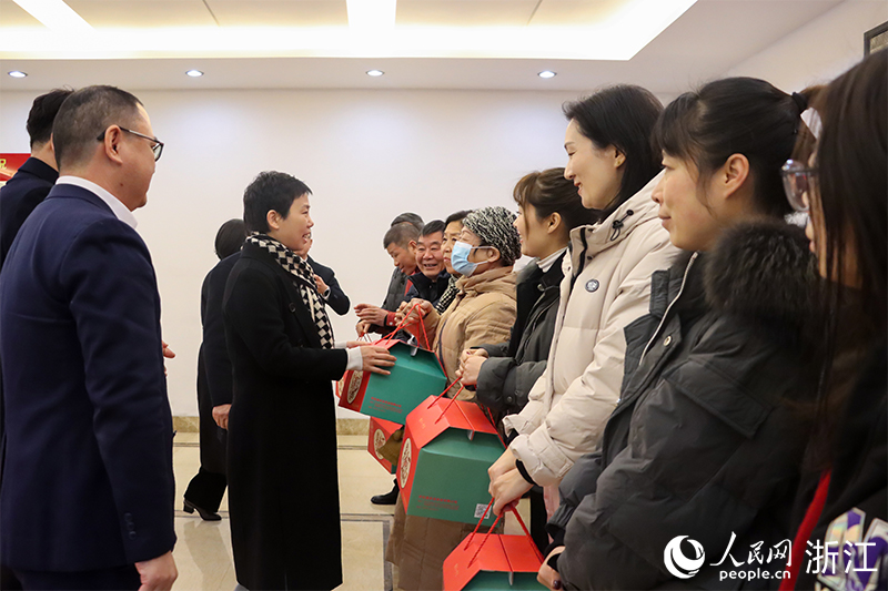杭州市上城區(qū)“我為年夜飯?zhí)淼啦恕睈坌亩Y盒正式啟送。人民網 秦文攝
