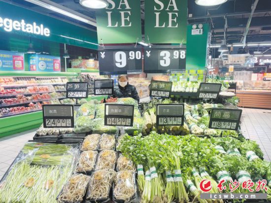 　　家樂福芙蓉廣場店，市民在選購春菜。