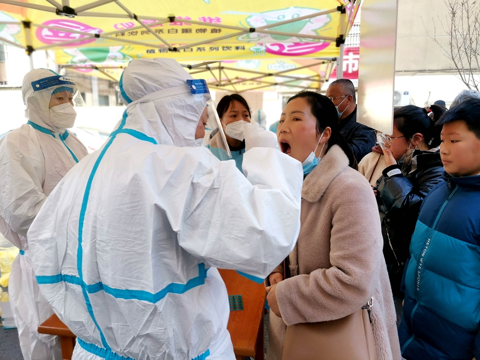 連云港贛榆區(qū)抽調(diào)近500名醫(yī)務(wù)人員開展核酸檢測。朱代桂攝
