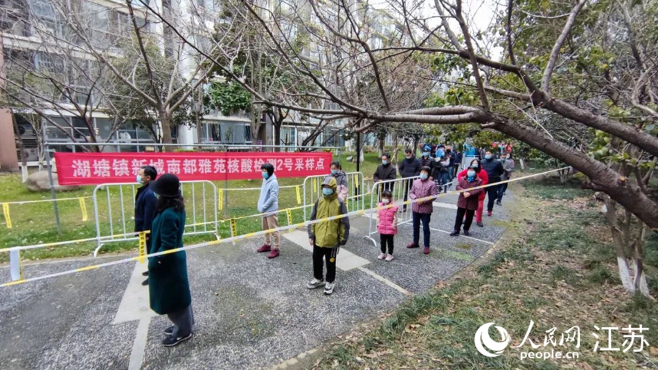 湖塘鎮(zhèn)黨員干部定點、定人、定崗、定責(zé)保障核酸檢測有序進行。 武進區(qū)委宣傳部供圖