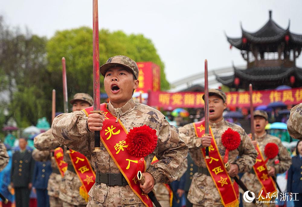 3月22日，新兵們高喊誓言、莊嚴亮劍。人民網(wǎng) 章勇濤攝