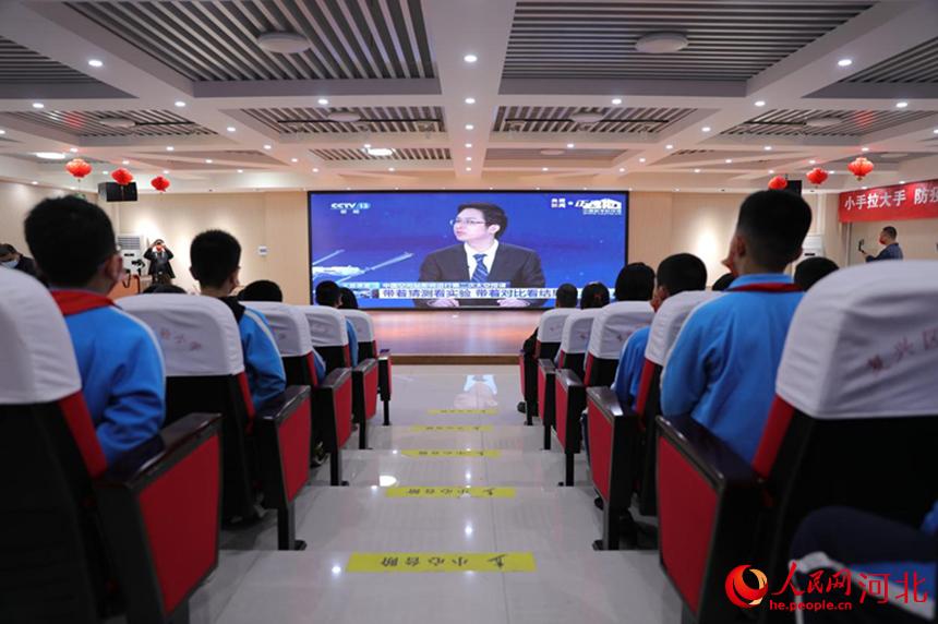 邯鄲市復興區(qū)實驗小學學生集中收聽收看“天宮課堂”第二課。 王伸攝