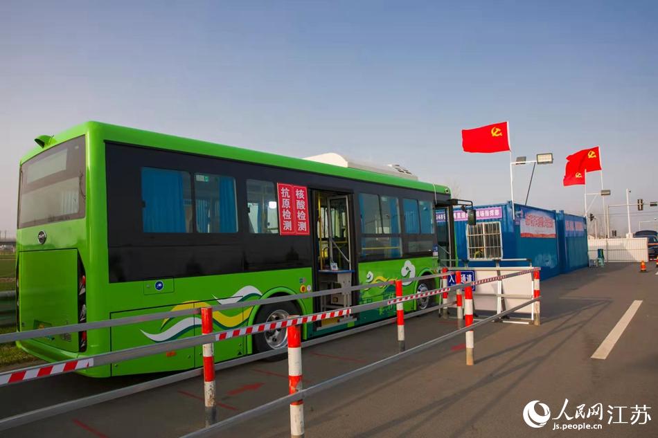 淮安市客總汽車運輸有限公司調(diào)集兩部車況最佳“核酸采樣流動車”，組建黨員“先鋒崗”。紀星名攝
