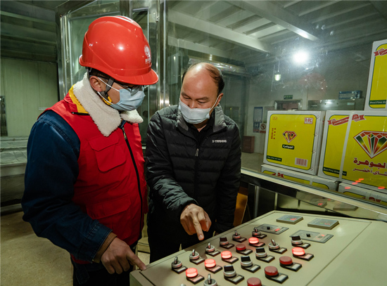 電力工作人員對(duì)用電企業(yè)進(jìn)行指導(dǎo)。受訪單位供圖