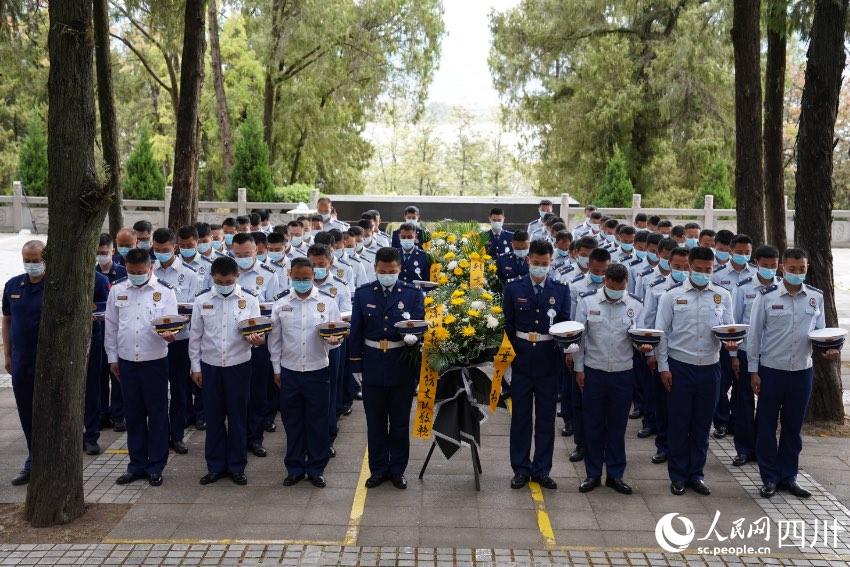 涼山州森林消防支隊(duì)駐西昌全體消防救援人員一同前往西昌市烈士陵園舉行紀(jì)念活動(dòng)。樊文淵攝