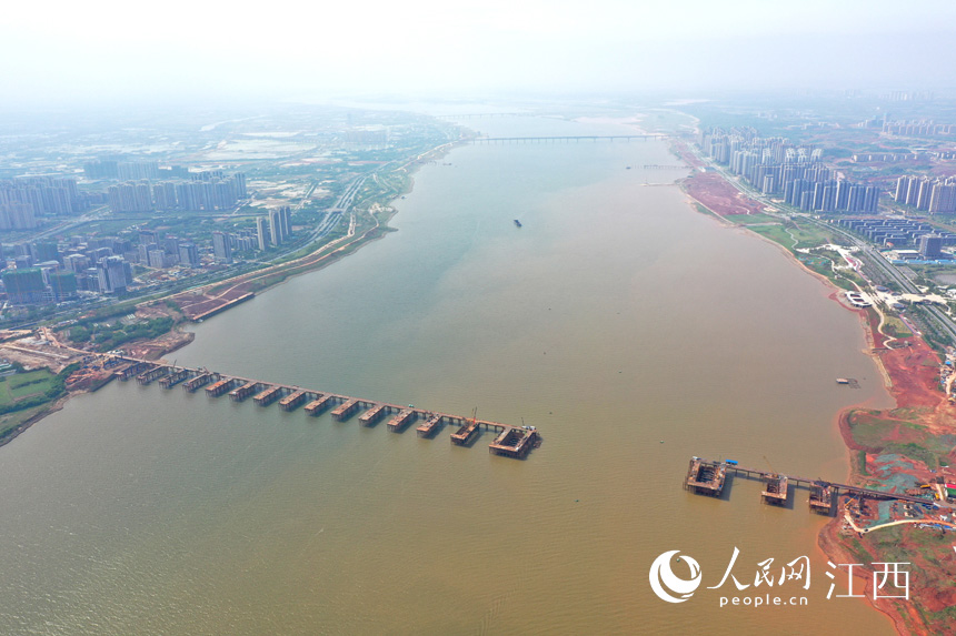 航拍九龍湖過(guò)江大橋，該橋是南昌第七座跨贛江通道。 人民網(wǎng) 時(shí)雨攝