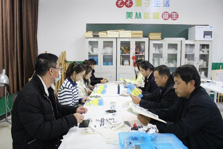河北省臨西縣人民檢察院未檢檢察官在臨西縣第二小學(xué)為家長(zhǎng)講解家庭教育促進(jìn)法。 孫國(guó)月攝