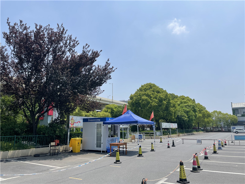 常態(tài)化“核酸采樣工作站”亮相上海街頭。龔昱攝
