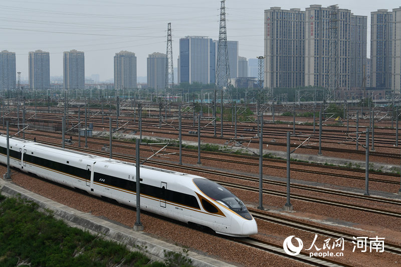 列車駛出站臺。人民網(wǎng) 霍亞平攝