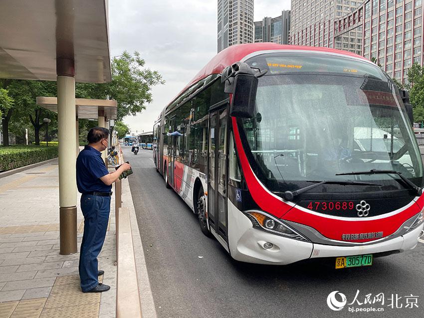 北京1路公交車駛進(jìn)八王墳西站，此前各路公交經(jīng)過該站時(shí)均甩站通過，今起該站回復(fù)正常上下客。人民網(wǎng) 尹星云攝