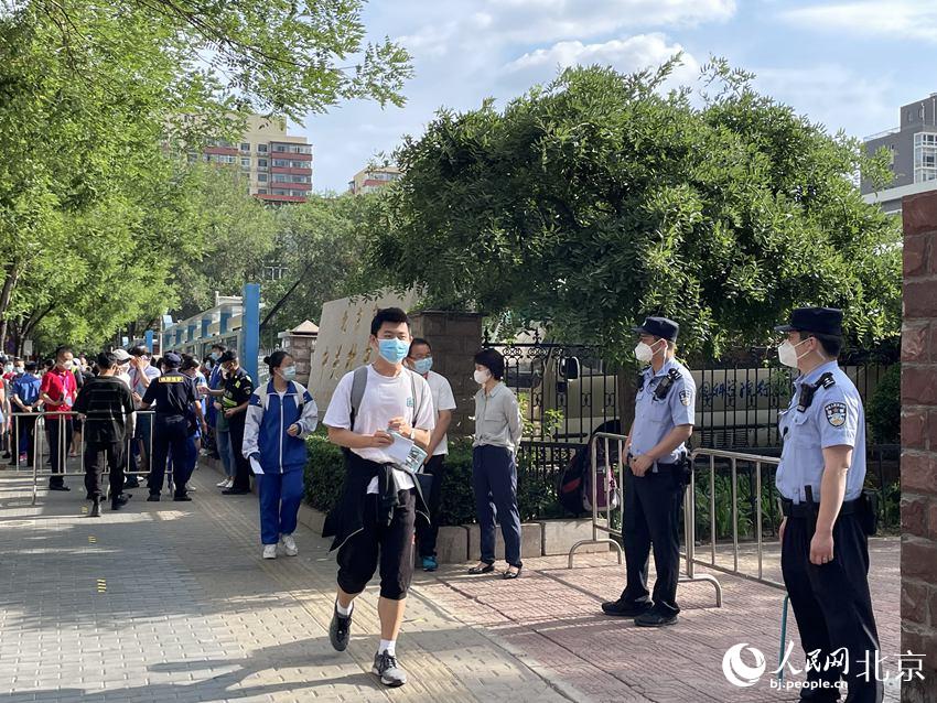 在中關(guān)村中學(xué)考點，考生們有序走入考點。人民網(wǎng) 董兆瑞攝