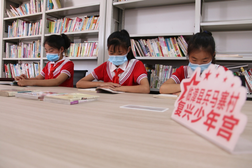河北省臨漳縣柏鶴集鄉(xiāng)兵馬寨村復(fù)興少年宮，孩子們在閱覽室讀書。 申志好攝