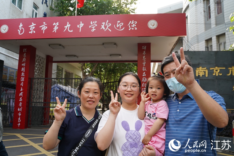 一家人在考點(diǎn)前合影留念。周夢(mèng)嬌攝