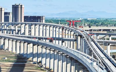 6月7日，工人在唐山市高新技術(shù)開發(fā)區(qū)境內(nèi)的京唐城際鐵路建設(shè)工地施工（無人機(jī)照片）。 新華社記者 楊世堯攝