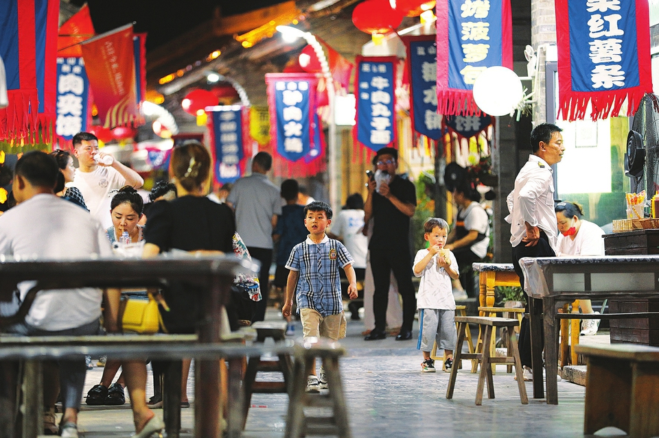  6月17日晚，游客在運(yùn)城市鹽湖區(qū)嵐山根運(yùn)城印象景區(qū)內(nèi)游玩。連日來，運(yùn)城市通過發(fā)放消費(fèi)券，培育夜購、夜味、夜宿、夜玩、夜賞的消費(fèi)形態(tài)，迅速推動(dòng)消費(fèi)企穩(wěn)回暖，為經(jīng)濟(jì)發(fā)展注入強(qiáng)勁動(dòng)力。 金玉敏攝