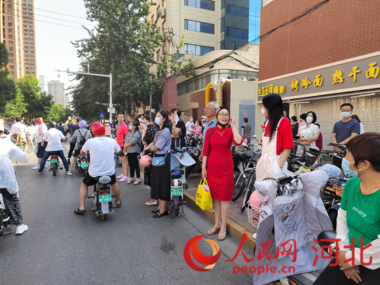 石家莊外國語學?？键c外送考的家長。人民網(wǎng) 祝龍超攝