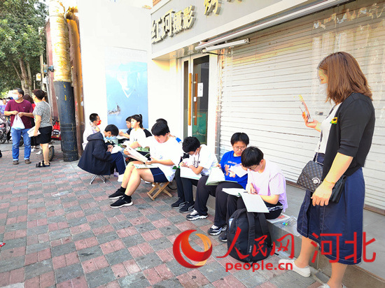 臨進考場，考生抓緊時間再復習一下。人民網(wǎng) 祝龍超攝