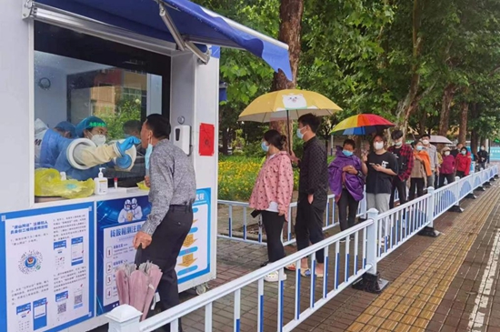 核酸采樣志愿者們上崗。孫金梅攝