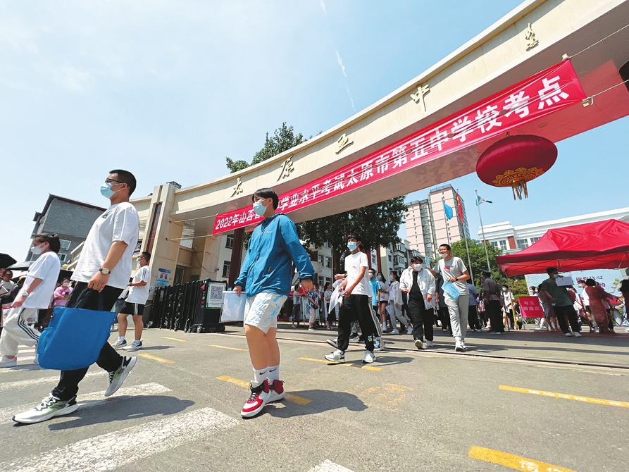 六月二十日，中考太原五中考點(diǎn)，完成首門考試的考生滿懷信心走出考場(chǎng)。記者李兆民攝