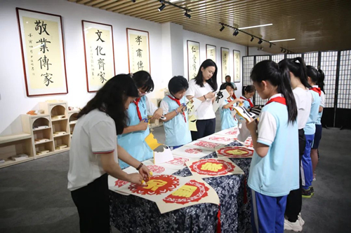 1、長(zhǎng)沙市雨花區(qū)校園清廉家風(fēng)館開(kāi)館。受訪單位供圖