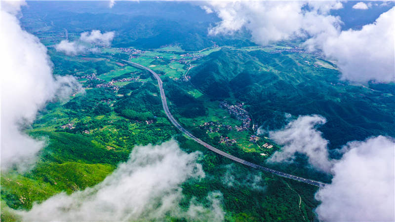 湖南省常寧市廟前鎮(zhèn)泉井村，云霧繚繞，青山蒼翠，公路蜿蜒，秀美如畫。周秀魚春攝
