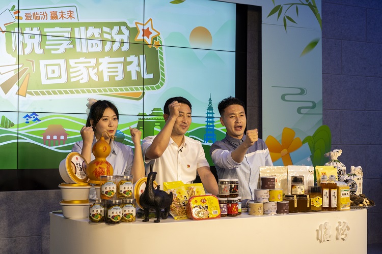 6月3日下午，在臨汾原產(chǎn)地商品體驗(yàn)店，曲沃縣副縣長(zhǎng)樊奇選對(duì)當(dāng)?shù)氐霓r(nóng)特產(chǎn)品、旅游景點(diǎn)進(jìn)行了推介代言。鄭遠(yuǎn)飛攝
