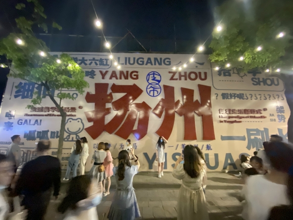 古運(yùn)河畔的皮市街充滿市井氣息。 人民網(wǎng) 張玉峰攝