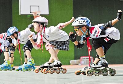 6月23日，邯鄲市邯山區(qū)實(shí)驗(yàn)小學(xué)的學(xué)生在練習(xí)輪滑。 當(dāng)日是國(guó)際奧林匹克日，該小學(xué)開(kāi)展了“我運(yùn)動(dòng)、我健康、我快樂(lè)”為主題的體育活動(dòng)，通過(guò)足球、籃球、武術(shù)、輪滑、擊劍等運(yùn)動(dòng)，讓學(xué)生們享受運(yùn)動(dòng)健身的快樂(lè)，感受運(yùn)動(dòng)的魅力。 河北日?qǐng)?bào)通訊員 郝群英攝