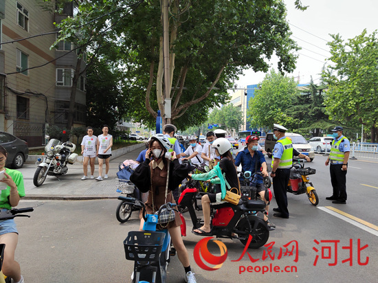 石家莊交警在查處非機(jī)動(dòng)車違章。人民網(wǎng)祝龍超攝
