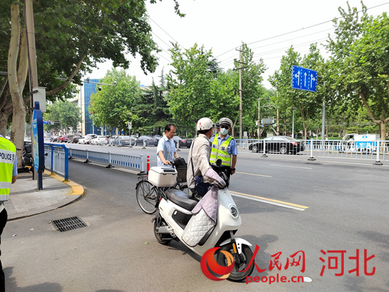 石家莊交警在查處非機(jī)動(dòng)車違章。人民網(wǎng)祝龍超攝