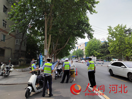 石家莊交警在查處非機(jī)動(dòng)車違章。人民網(wǎng)祝龍超攝