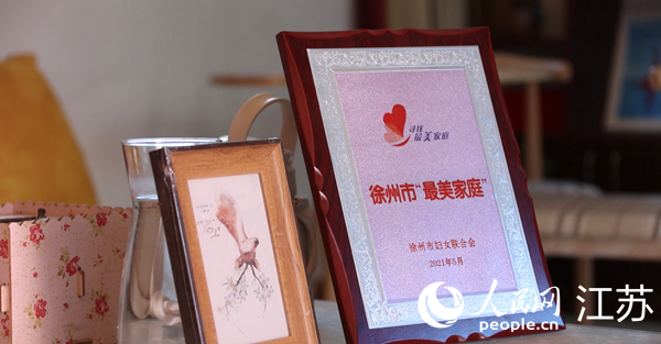 王繼蓮家庭獲得的部分榮譽(yù)。人民網(wǎng) 冷金明攝
