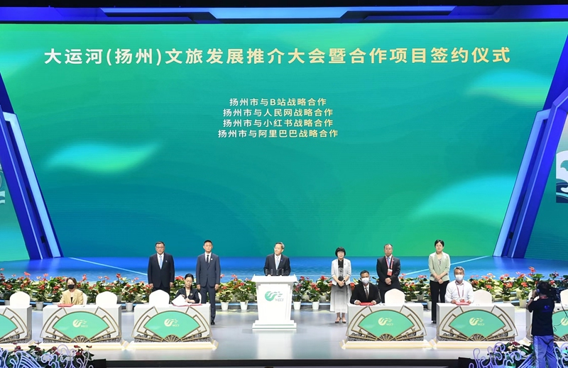 揚(yáng)州市副市長(zhǎng)劉流與人民網(wǎng)股份有限公司江蘇分公司總經(jīng)理汪崢嶸作為代表分別簽署了戰(zhàn)略合作協(xié)議。文斌攝