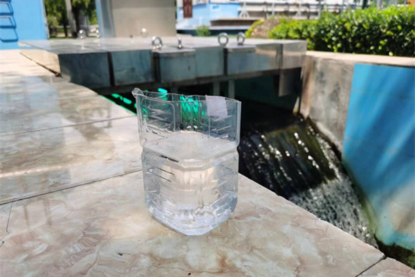 在邯鄲市雞澤縣藍(lán)天污水處理廠(chǎng)，污水經(jīng)過(guò)處理后清澈透明。鄭佳欣攝