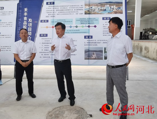 黨曉龍在禾豐項目現(xiàn)場鼓勵大家以商招商。 人民網(wǎng) 張繼航攝