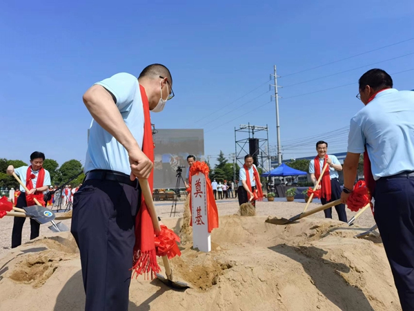 作為今年荷花節(jié)“開場(chǎng)秀”，理士新能源智造園區(qū)項(xiàng)目正式開工。人民網(wǎng) 馬曉波攝
