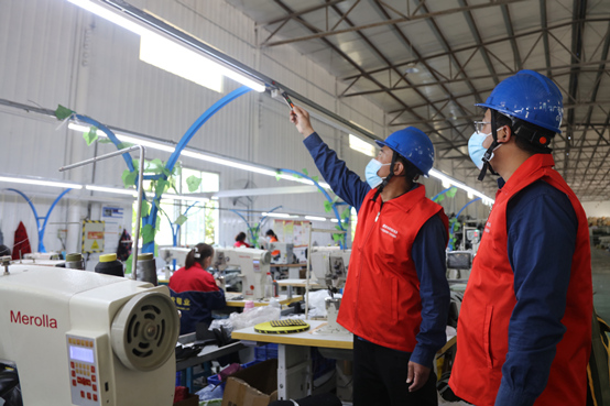 國網廣平縣供電公司共產黨員服務隊到當地服裝加工企業(yè)了解企業(yè)用電需求，幫助企業(yè)排查安全用電隱患。施振宇攝