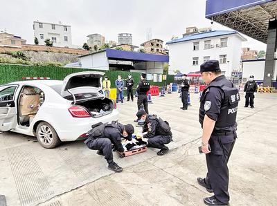 圖為民警對(duì)重點(diǎn)車(chē)輛是否攜帶毒品進(jìn)行檢查。省禁毒委供圖