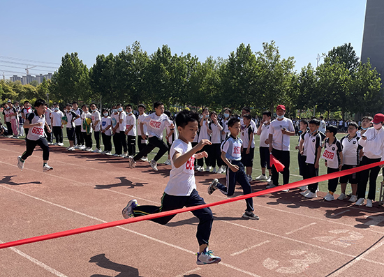 河北省威縣第四小學(xué)學(xué)生組織短跑比賽。 趙國華攝