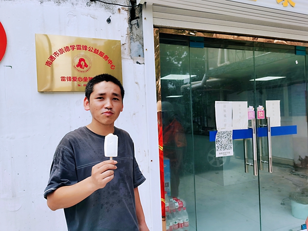 2過路司機在驛站冷飲。人民網(wǎng)記者王繼亮攝.jpg