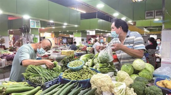無(wú)錫市民在沁揚(yáng)市場(chǎng)和往常一樣購(gòu)買(mǎi)農(nóng)副產(chǎn)品。宗曉東攝