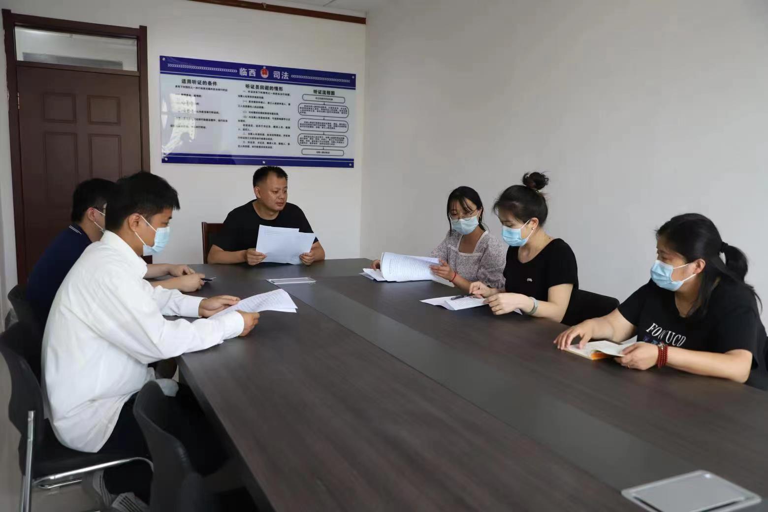 邢臺市臨西縣司法局工作人員在行政復(fù)議聽證室對行政復(fù)議事項開展聽證問詢。 孟凡儒攝