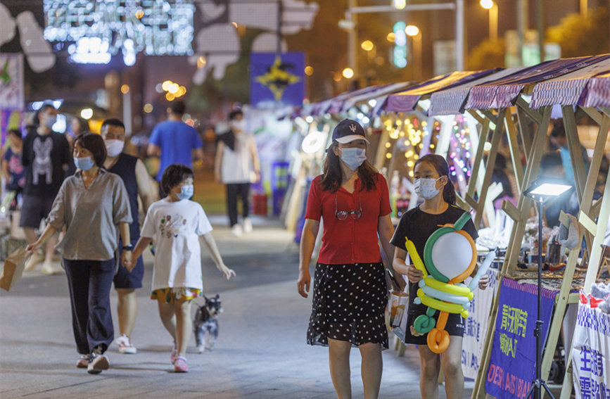 青年無(wú)限宇宙潮動(dòng)市集匯聚眾多文創(chuàng)產(chǎn)品，豐富市民夜生活。王英浩攝