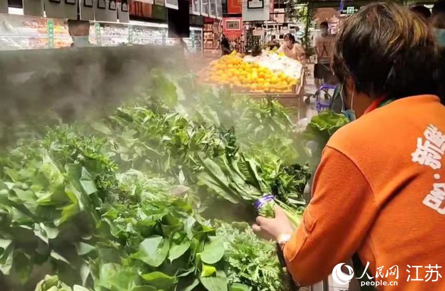 在大潤發(fā)長江北路店里，果蔬、肉蛋等生活必需品種類齊全，供應(yīng)充足，市民正有序選購。無錫市委網(wǎng)信辦供圖