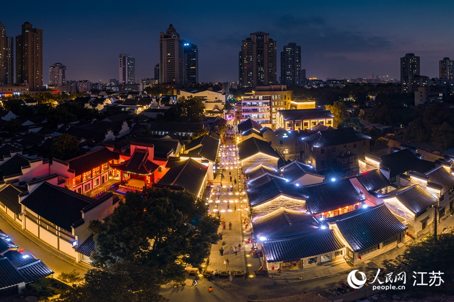 熙南里歷史文化休閑街區(qū)夜景。熙熙攝