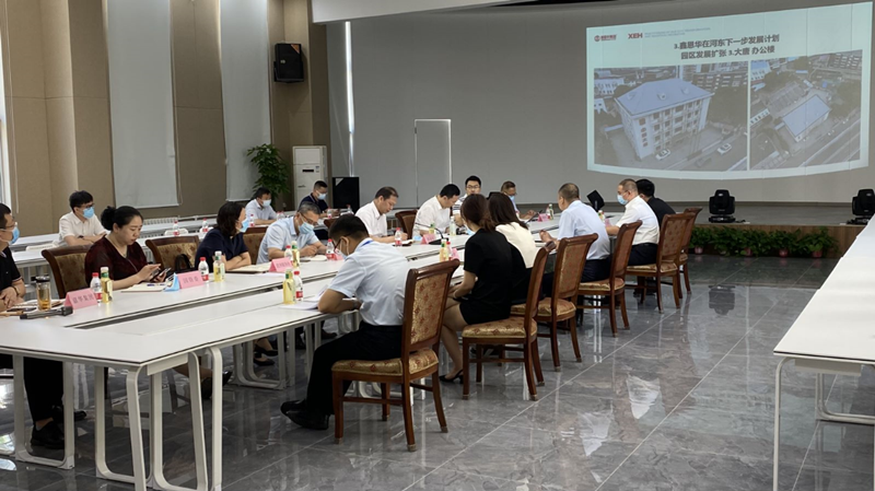 河?xùn)|區(qū)委書記范少軍一行深入老電建公司辦公園區(qū)就盤活園區(qū)工作進(jìn)行部署研究。河?xùn)|區(qū)供圖