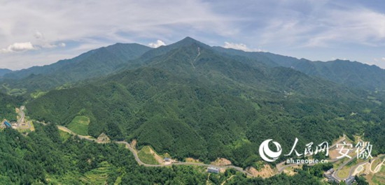大別山旅游扶貧快速通道。人民網(wǎng) 陳若天攝