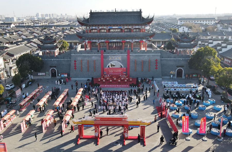 城門掛春聯(lián)，金湖沖刺“開門紅”。陳義寶攝