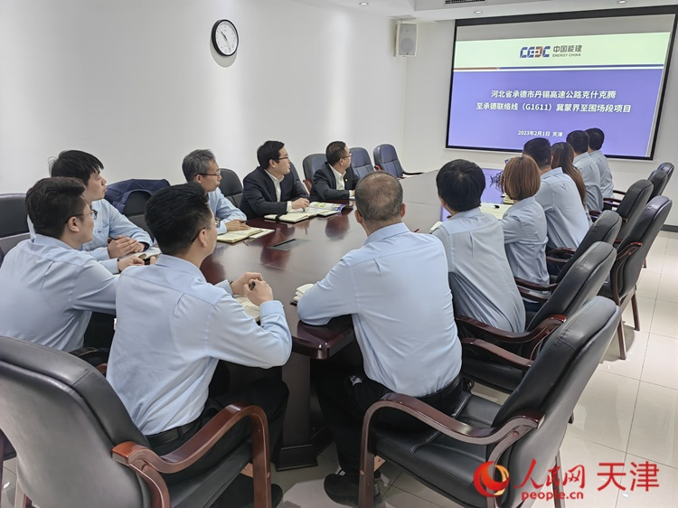 近日，中能建路橋工程有限公司領(lǐng)導(dǎo)班子成員與員工開會(huì)討論，如何根據(jù)今年的項(xiàng)目招聘合適的優(yōu)秀人才。  人民網(wǎng) 孫翼飛攝