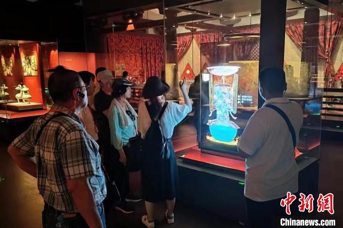圖為臺灣新北市永和區(qū)里長聯(lián)誼會江西參訪團一行在南昌漢代?；韬顕z址博物館內(nèi)參觀展出的珍貴文物?！●樞↓?攝